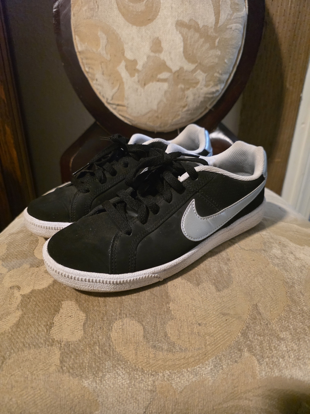 Nike Black Low-Top Sneakers with White Swoosh